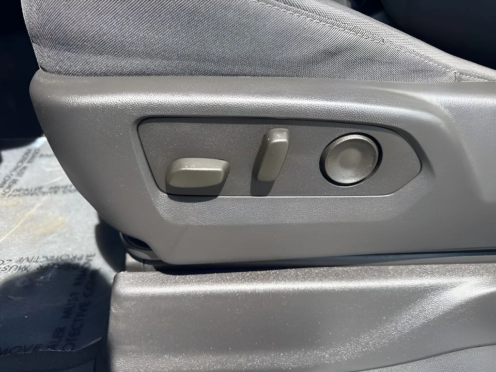 Used 2025 White GMC Elevation image 10