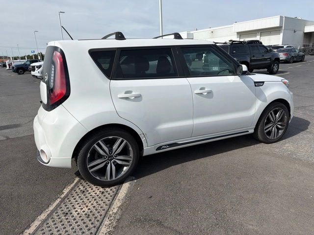 Used 2016 Clear White Kia + image 4