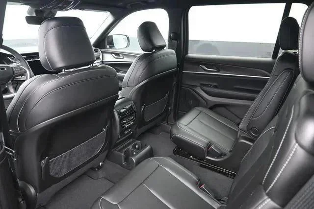 New 2025 Bright White Clear-Coat Exterior Paint Jeep Limited image 32