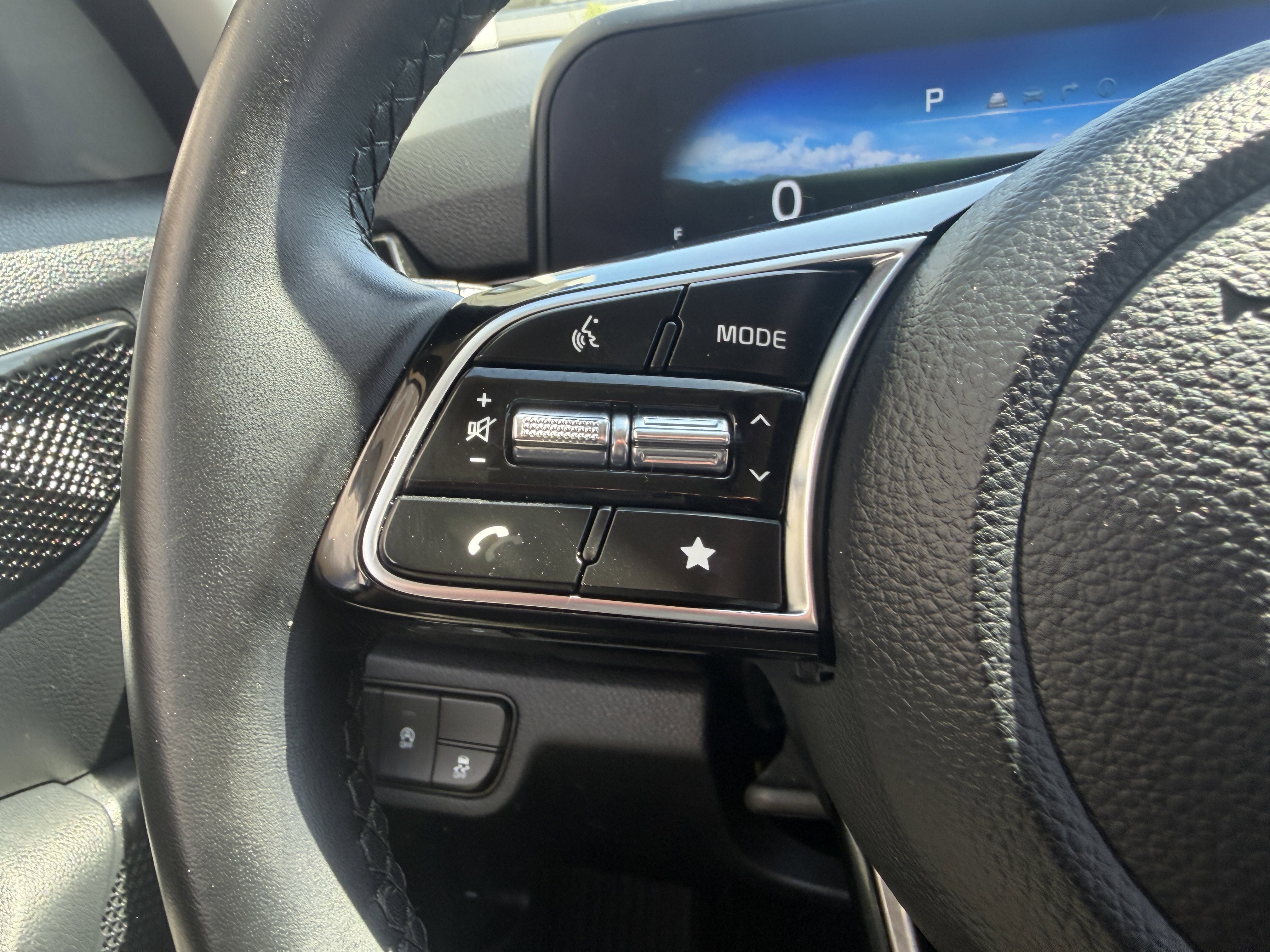 Used 2024 Snow White Pearl Kia S image 33