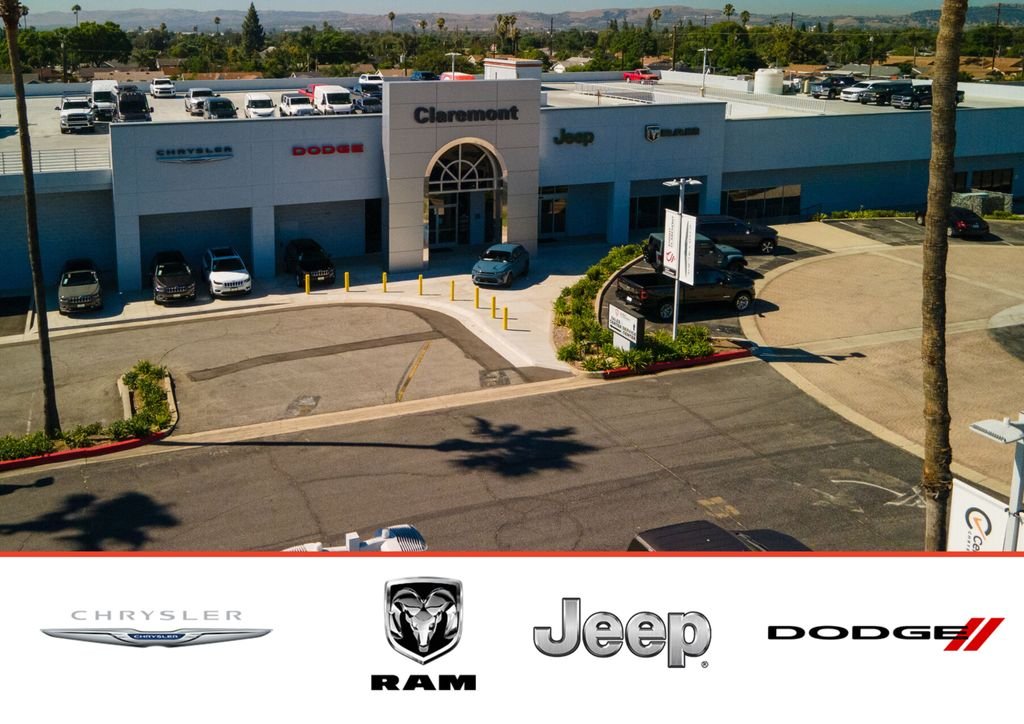 Used 2024 Baltic Gray Metallic Clearcoat Jeep Latitude image 5