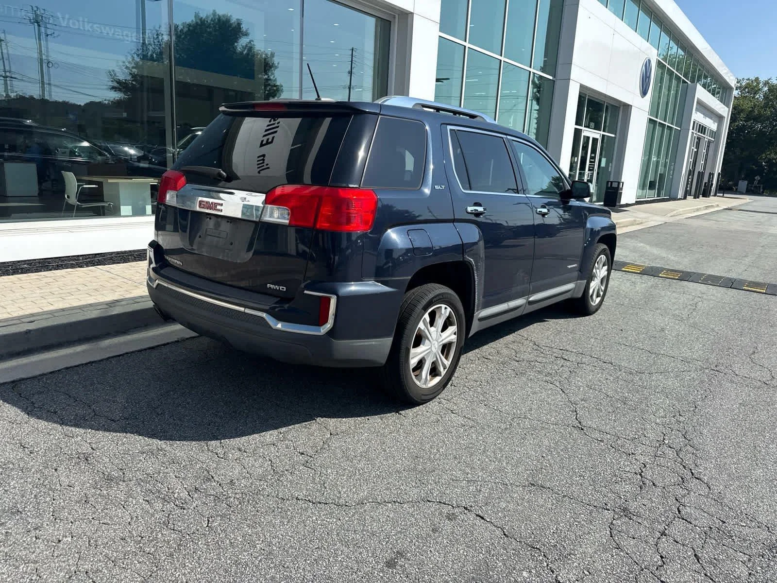 Used 2017 Dark Sapphire Blue Metallic GMC SLT image 7