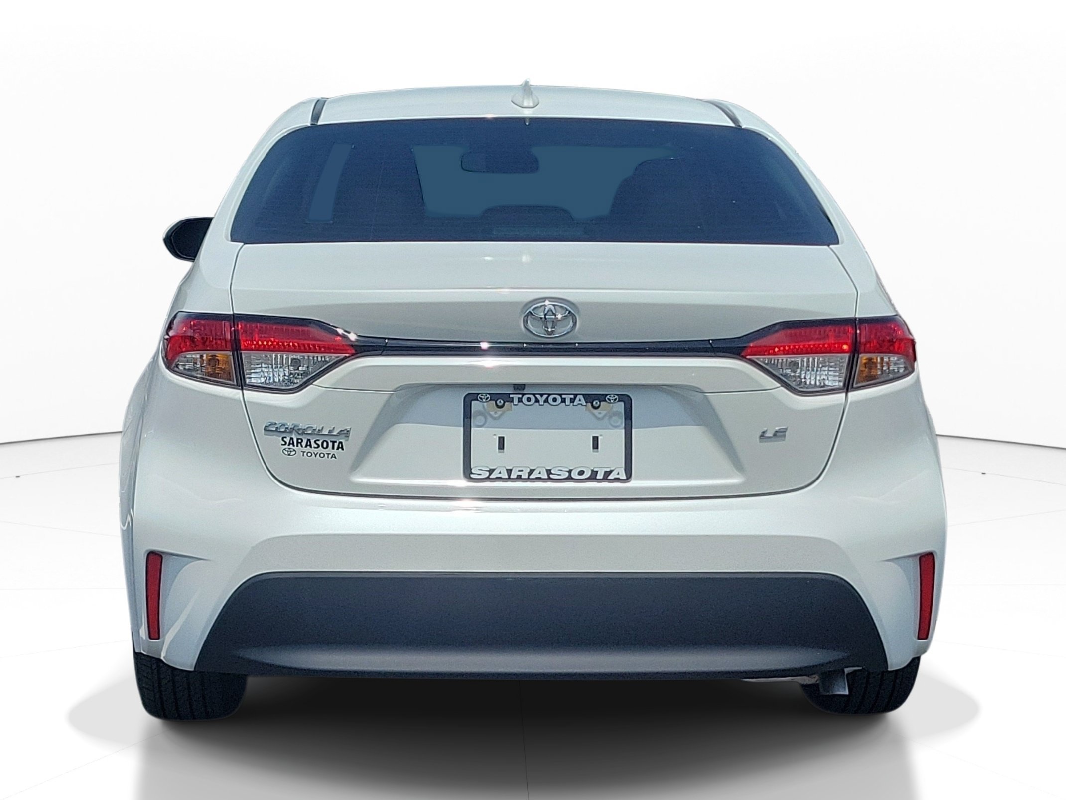 Used 2025 Pearl Toyota LE image 4