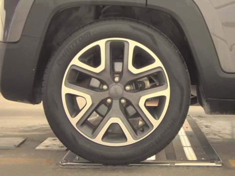 Used 2018 Granite Crystal Metallic Clearcoat Jeep Latitude image 26