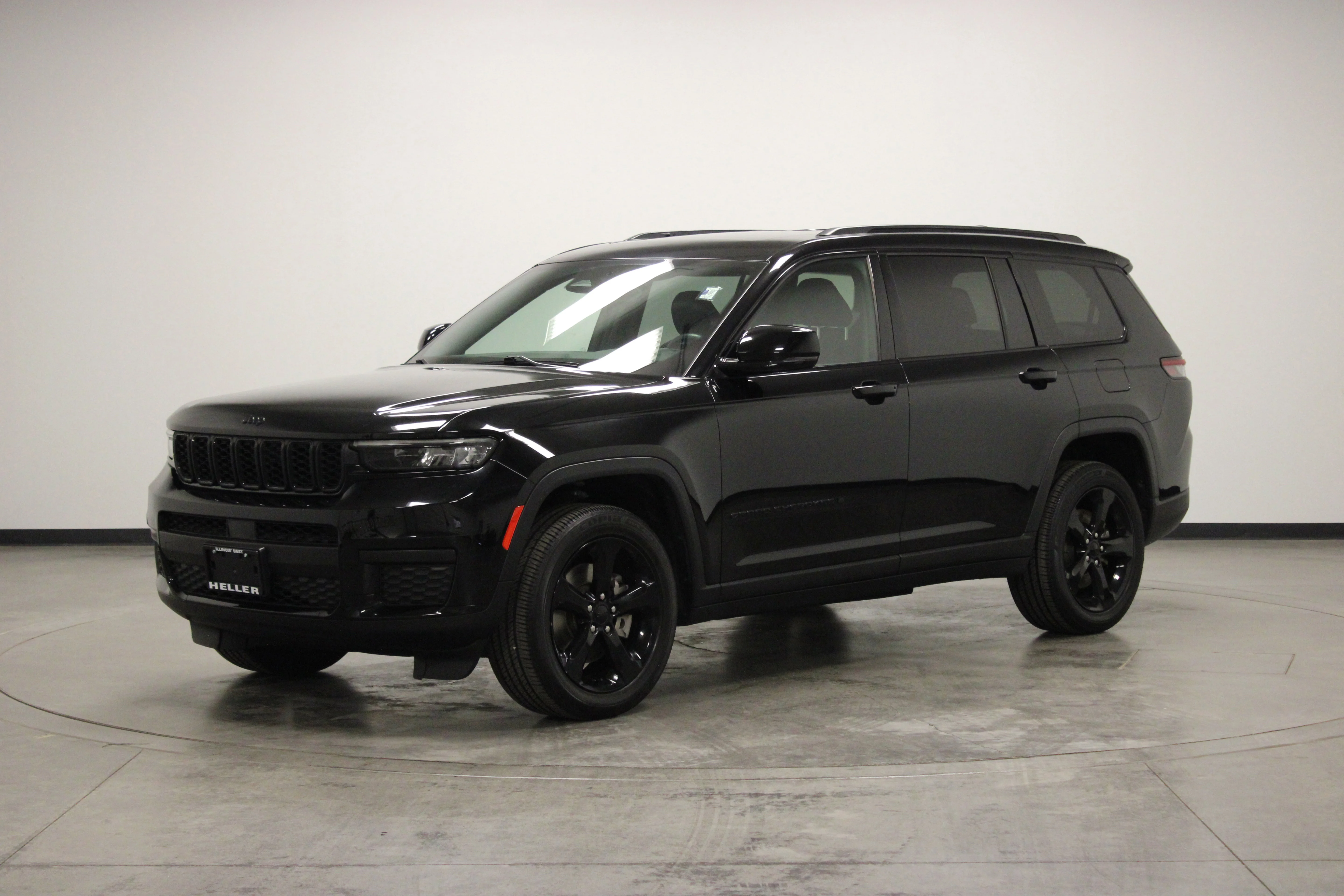 Used 2023 Diamond Black Crystal Pearlcoat Jeep Altitude image 4