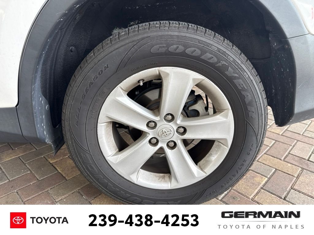Used 2013 White Toyota XLE image 12