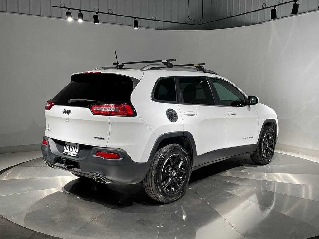 Used 2017 Bright White Clearcoat Jeep Latitude image 11