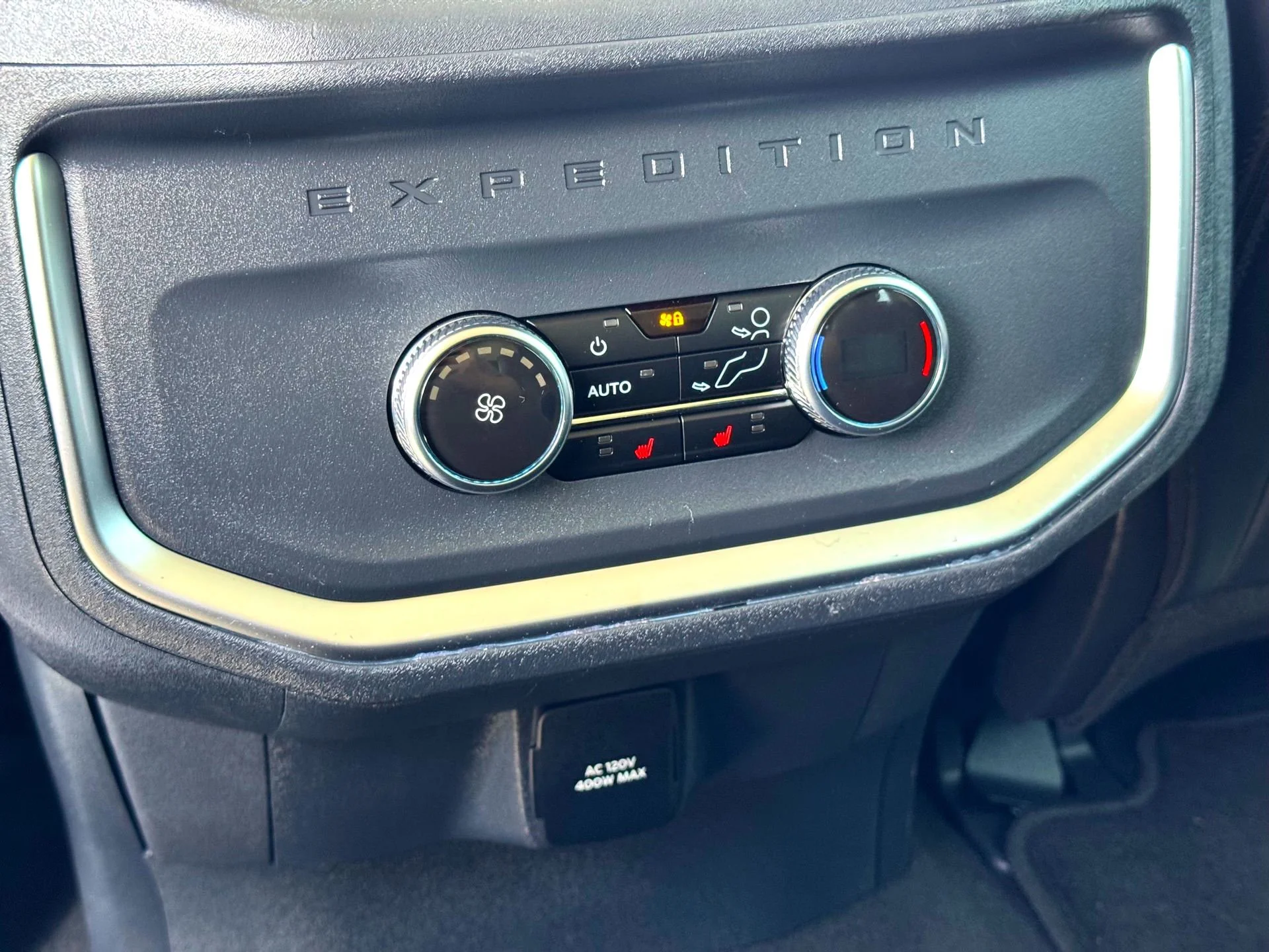 Used 2025  Ford Platinum image 22