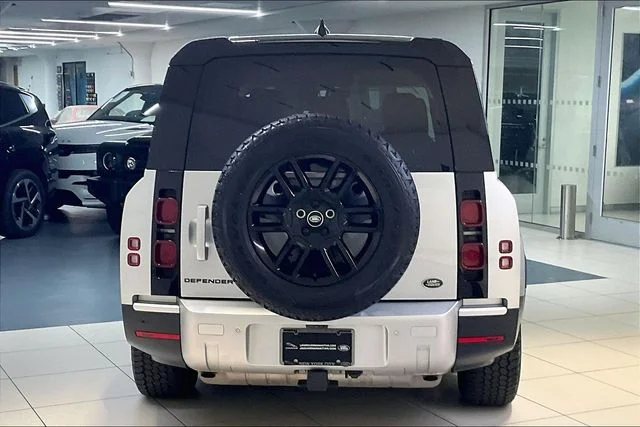 Used 2023 Silver Land Rover S image 3