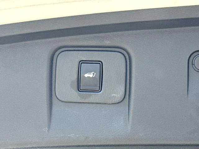 Used 2021 White Nissan Platinum image 9