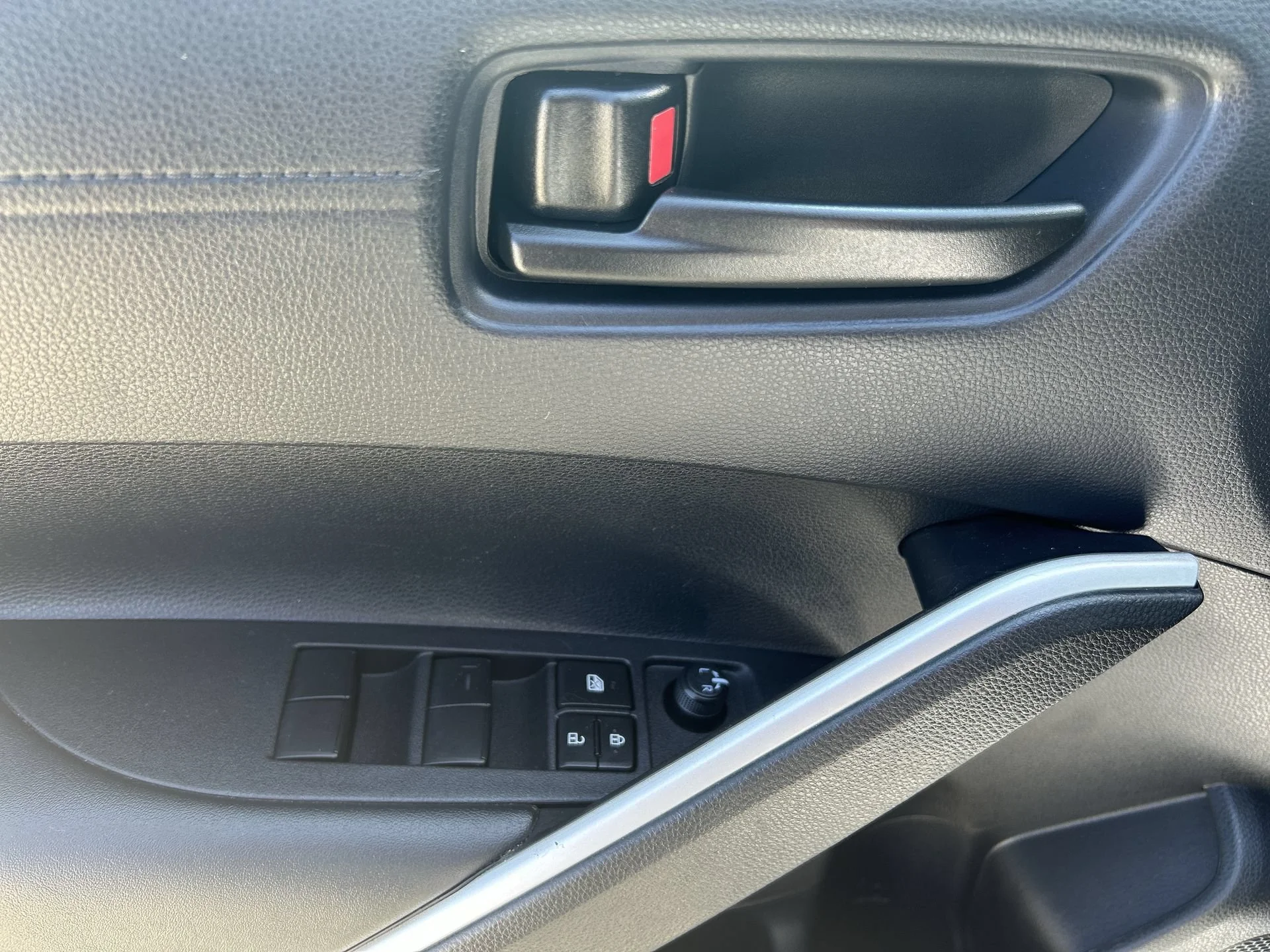Used 2025 Pearl Toyota LE image 15
