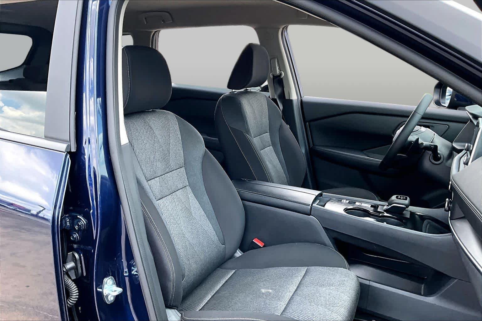 Used 2025 Deep Ocean Blue Pearl Nissan SV image 9