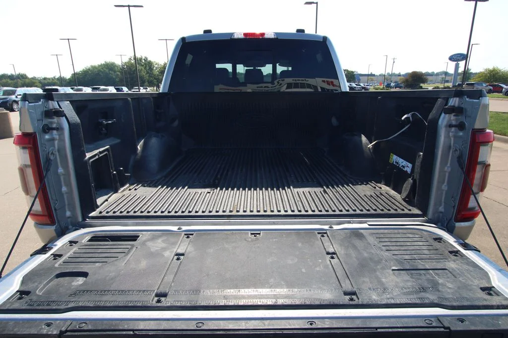 Used 2023  Ford Lariat image 16