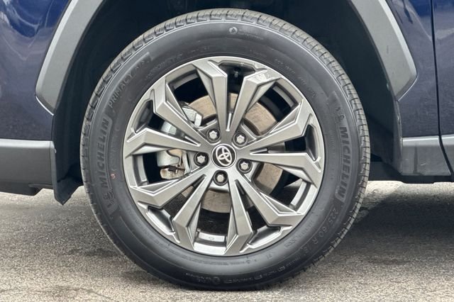 Used 2024  Toyota XLE Premium image 37