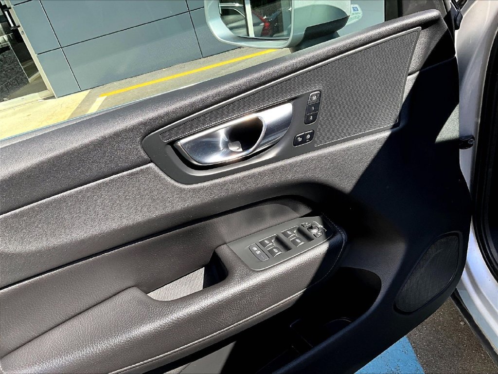 Used 2020 Silver Volvo T5 Momentum image 10