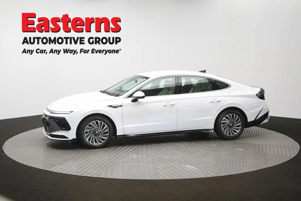 Used 2025 White Hyundai SEL image 58