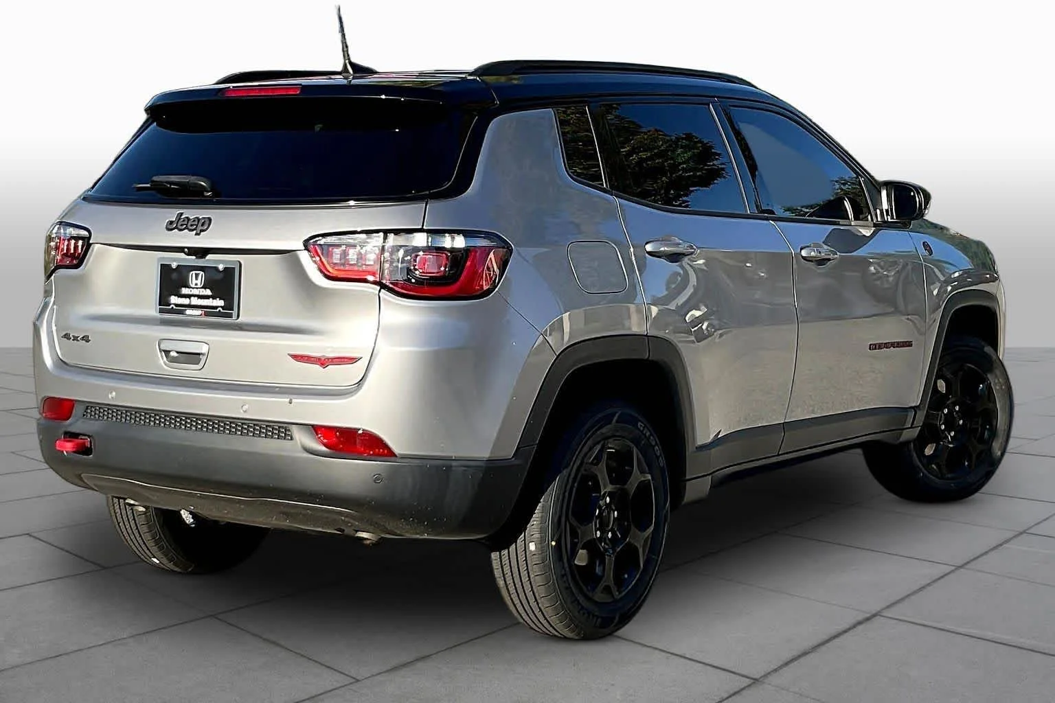 Used 2023 Billet Silver Metallic Clearcoat Jeep Trailhawk image 13