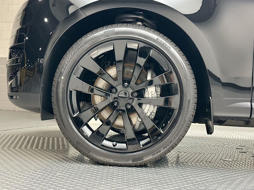New 2026 Santorini Black Land Rover SE image 5