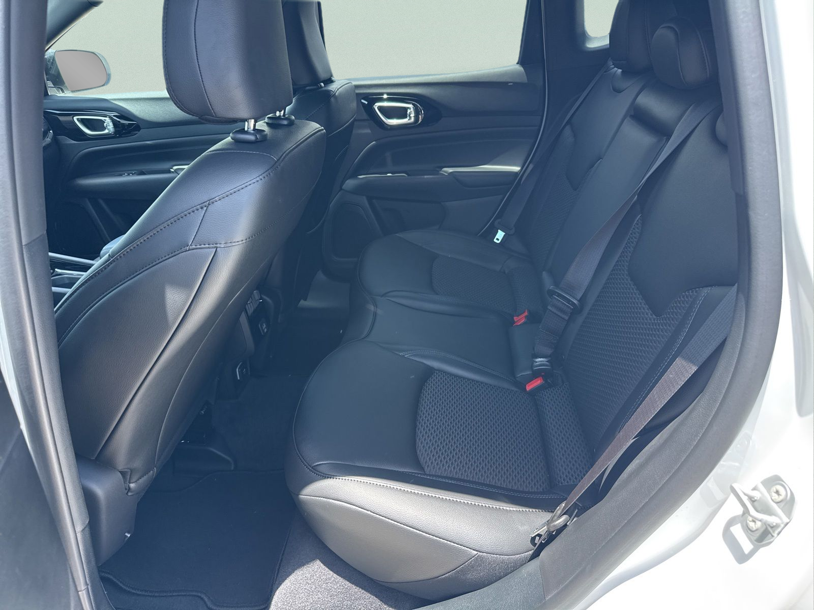 New 2026 Bright White Clearcoat Jeep Latitude image 22