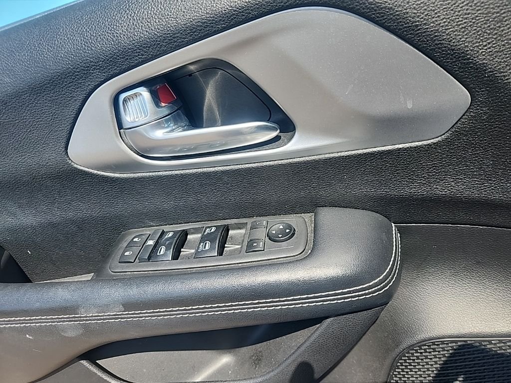 Used 2019 White Chrysler Touring L image 26