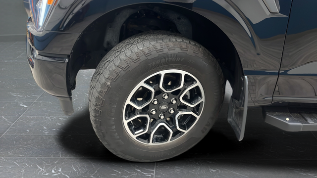 Used 2023 Agate Black Metallic Ford XLT image 38