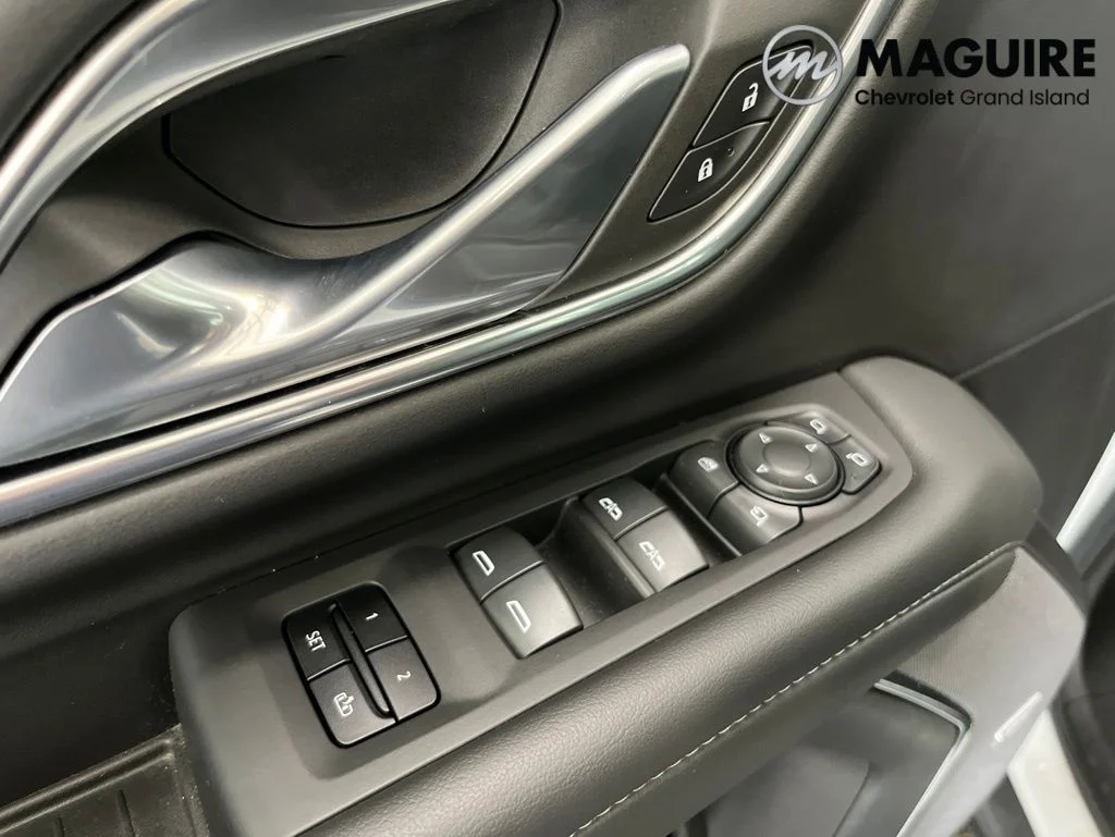 Used 2022 White Chevrolet Z71 image 2