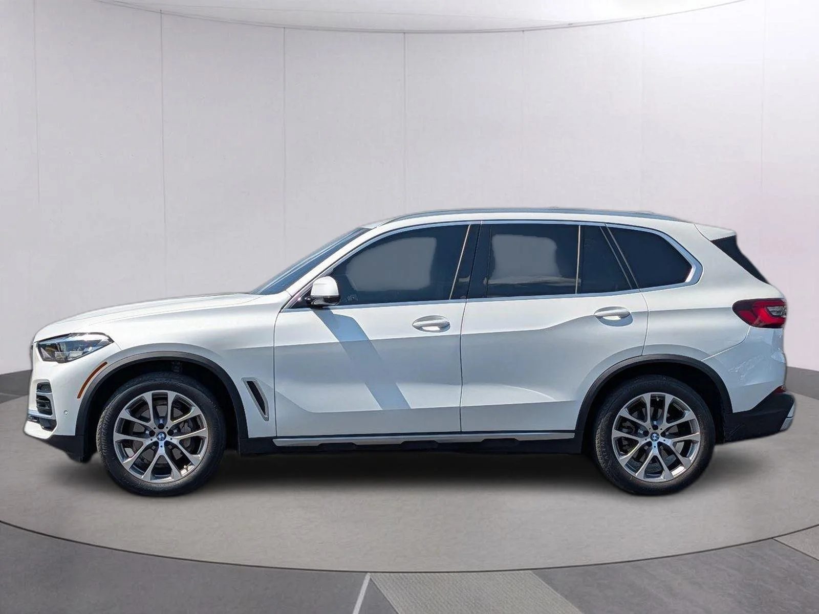 Used 2023 Mineral White Metallic BMW sDrive40i image 2