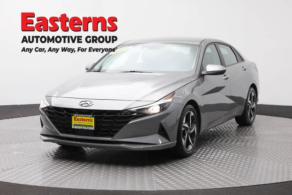 Used 2023 Silver Hyundai SEL image 1
