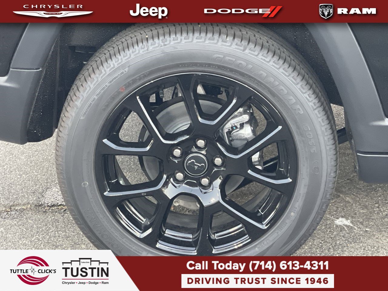 New 2026 Diamond Black Crystal Pearlcoat Jeep Latitude image 11