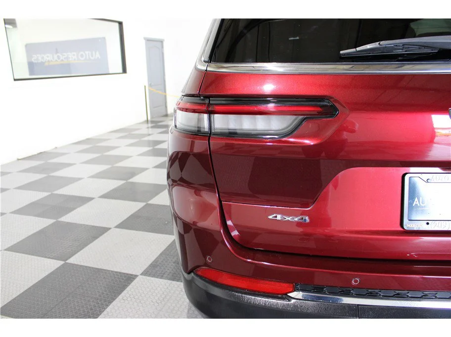 Used 2023 Velvet Red Pearlcoat Jeep Limited image 10