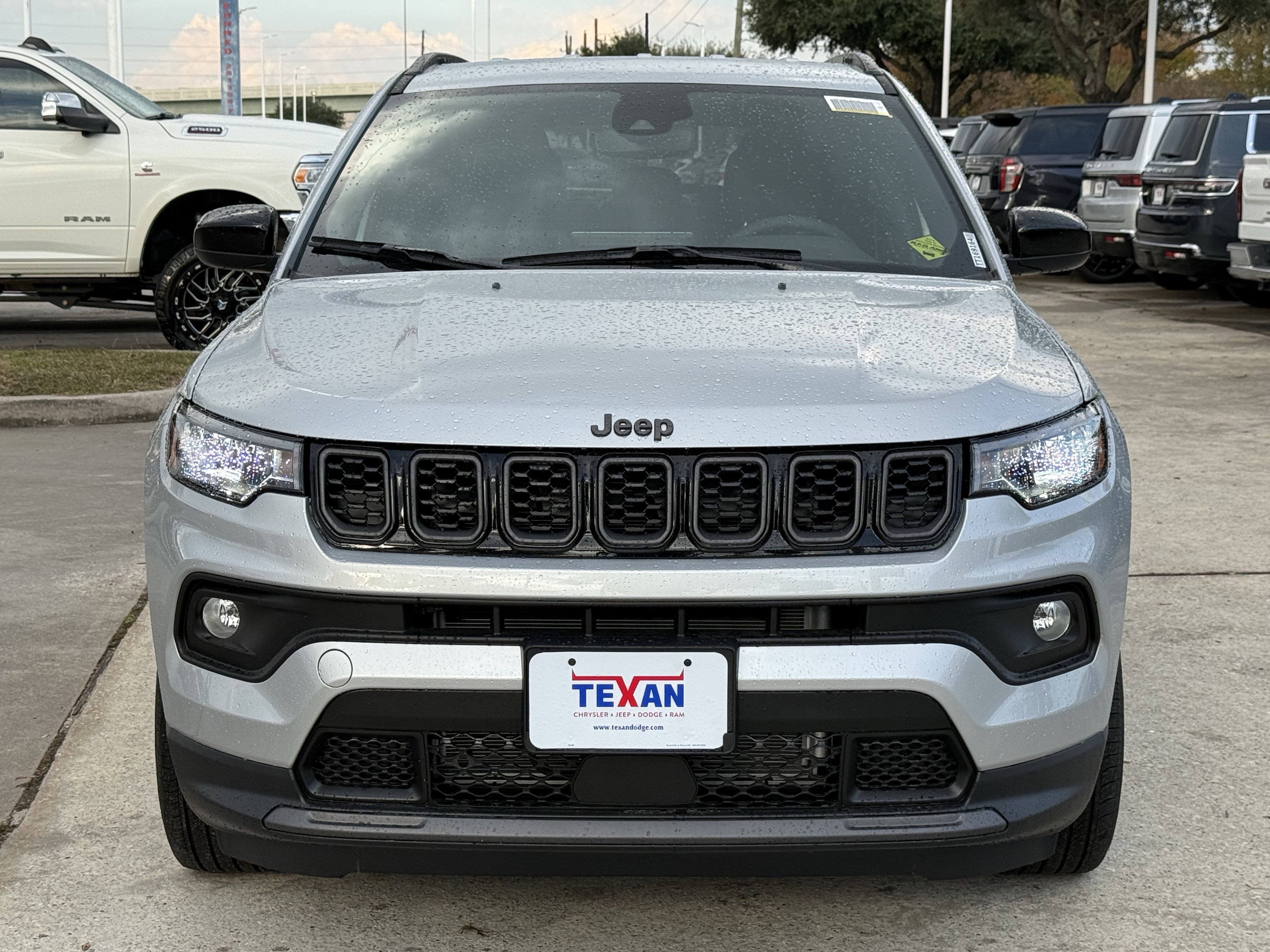 New 2026 Silver Zynith Metallic Clearcoat Jeep Latitude Altitude image 6