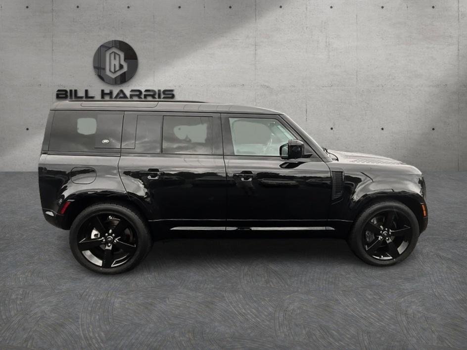 Used 2024 Black Land Rover X-Dynamic SE image 5