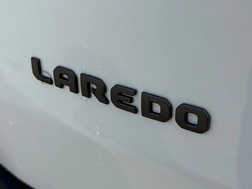 New 2026 Bright White Clear-Coat Exterior Paint Jeep Laredo image 10