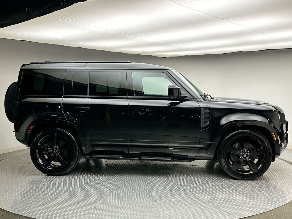 Used 2025 Santorini Black Metallic Land Rover X-Dynamic SE image 14