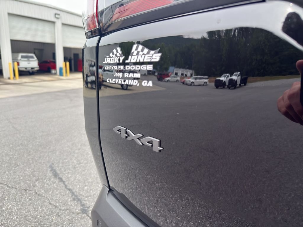 New 2026 Diamond Black Crystal Pearl-Coat Exterior Paint Jeep Limited image 10