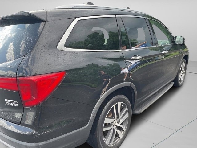 Used 2017 Crystal Black Pearl Honda Touring image 9