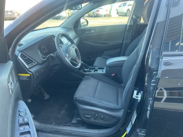 Used 2017 Black Noir Pearl Hyundai SE image 13