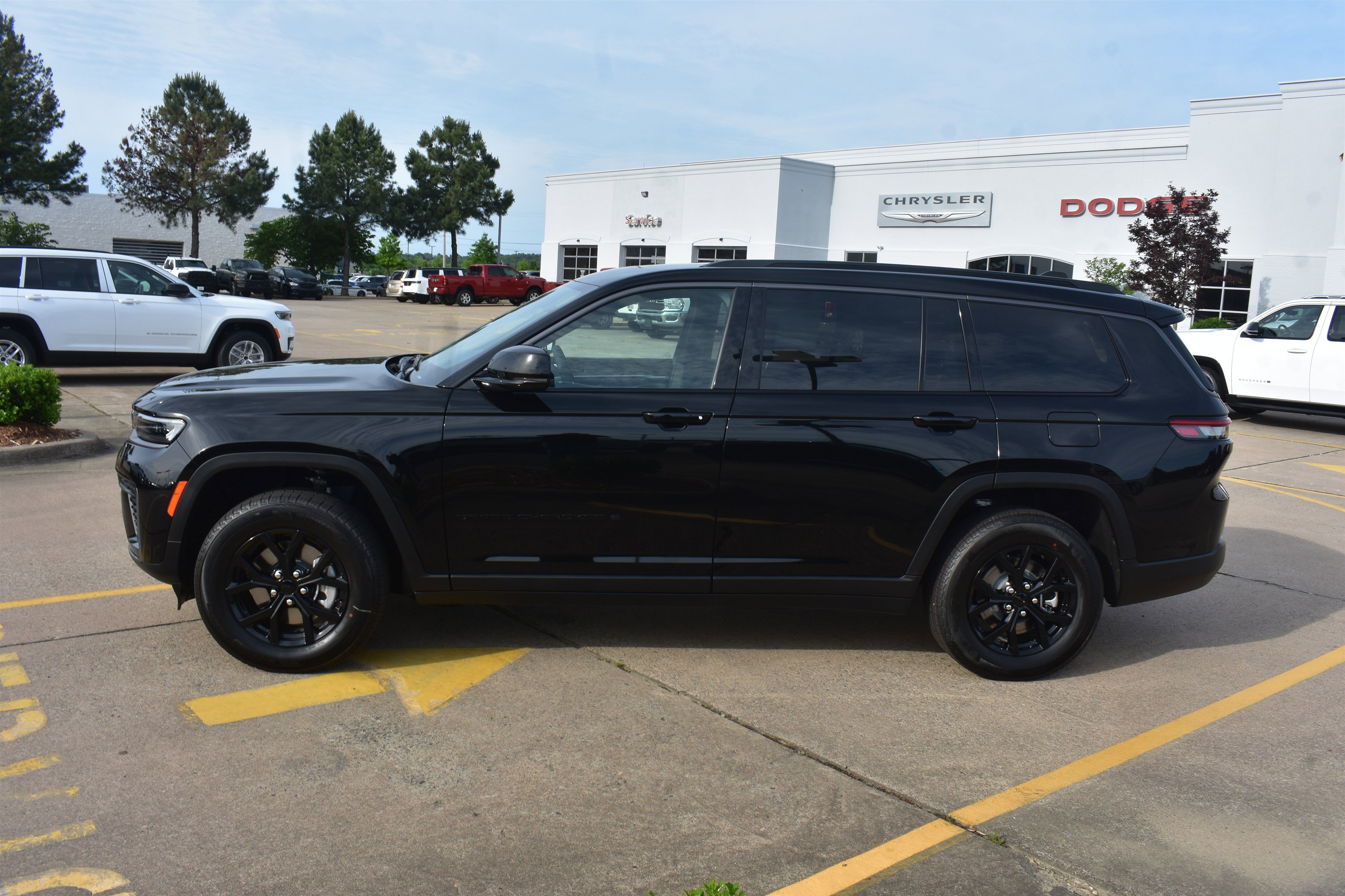 New 2026 Diamond Black Crystal Pearl-Coat Exterior Paint Jeep Laredo Altitude image 9