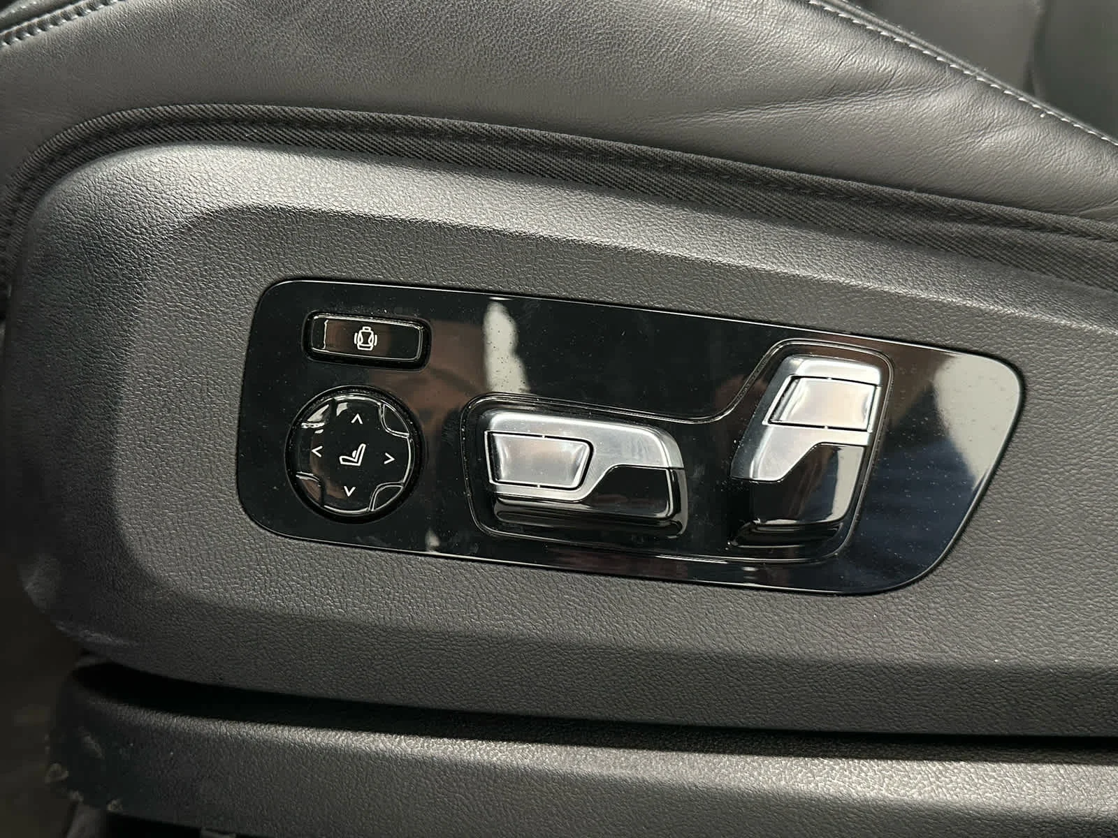 Used 2024 Marina Bay Blue Metallic BMW  image 12