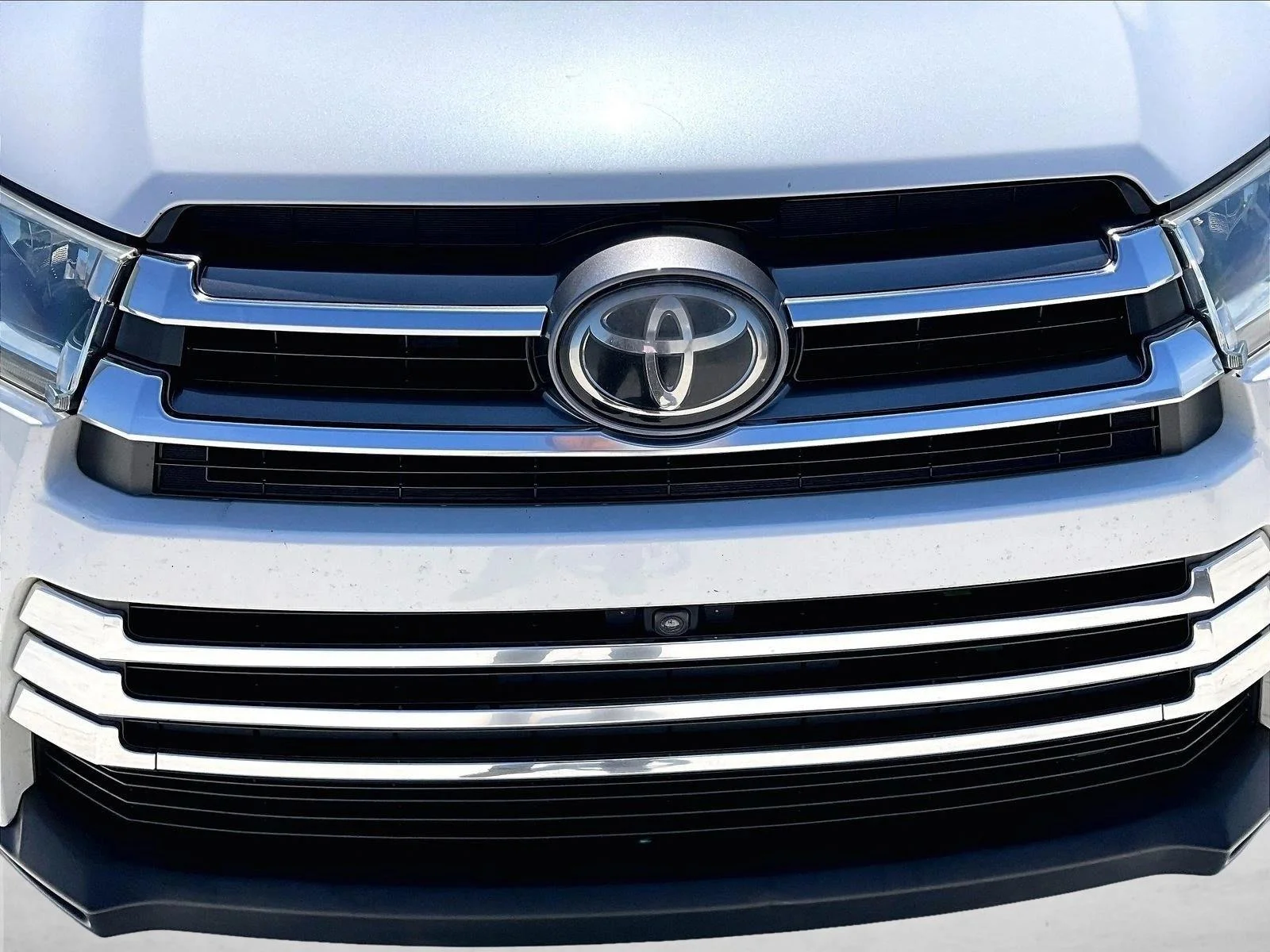 Used 2017 Blizzard Pearl Toyota Limited Platinum image 30