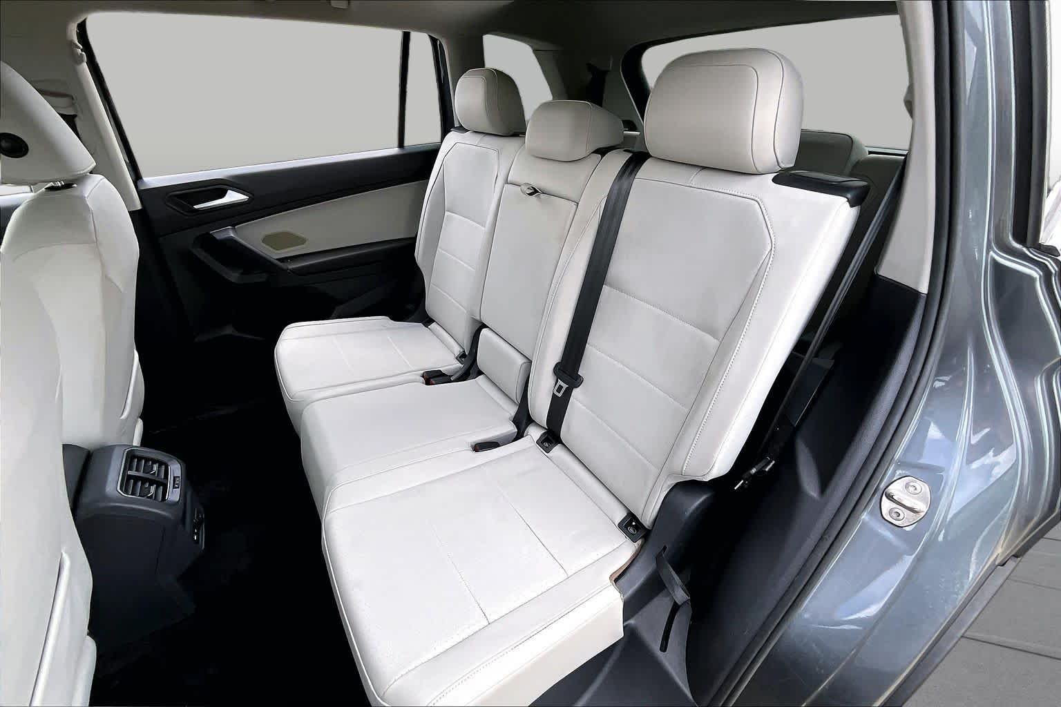 Used 2019 Platinum Gray Metallic Volkswagen SE image 18