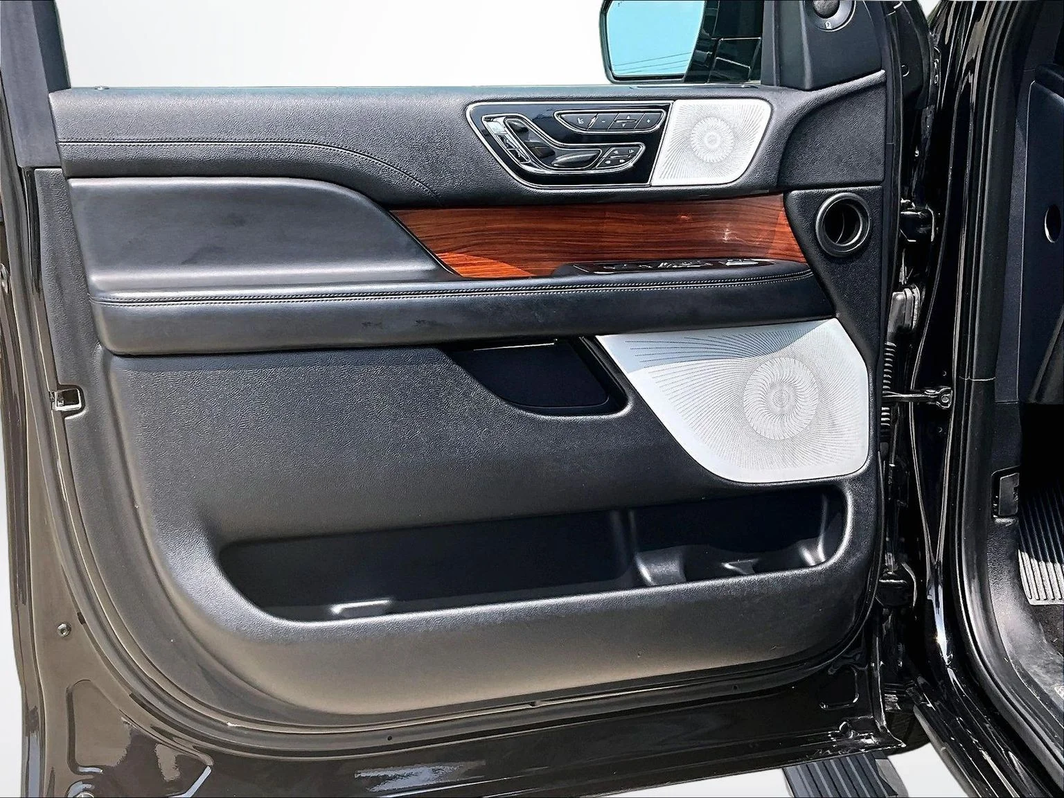 Used 2020 Black Lincoln Reserve image 23
