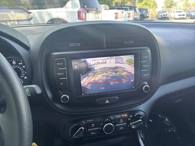 Used 2022 White Kia LX image 21
