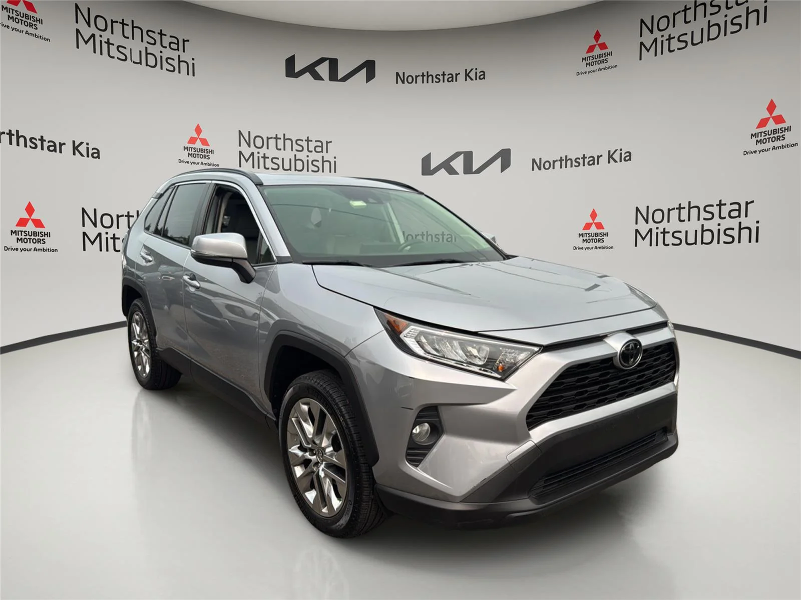 Used 2019 Silver Sky Metallic Toyota XLE Premium image 7