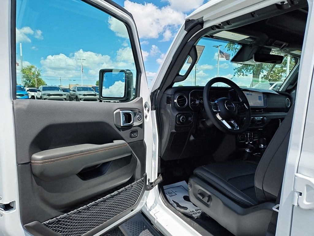 New 2026 Bright White Clear-Coat Exterior Paint Jeep Sahara image 18