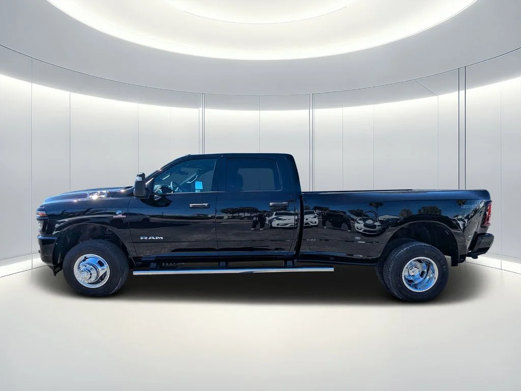 New 2026 Diamond Black Crystal Pearl-Coat Exterior Paint RAM Big Horn image 7
