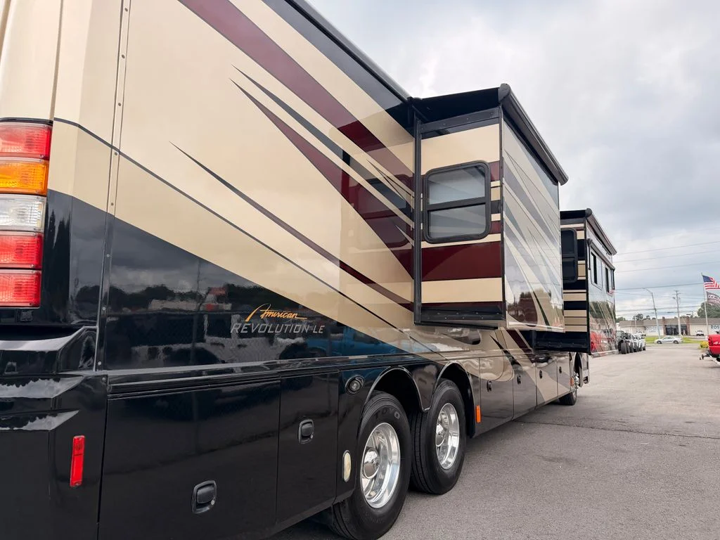 Used 2010 Black Fleetwood 42T image 11