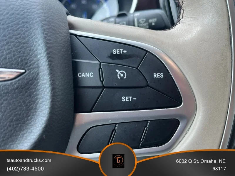Used 2018 White Chrysler Limited Minivan 4D image 18