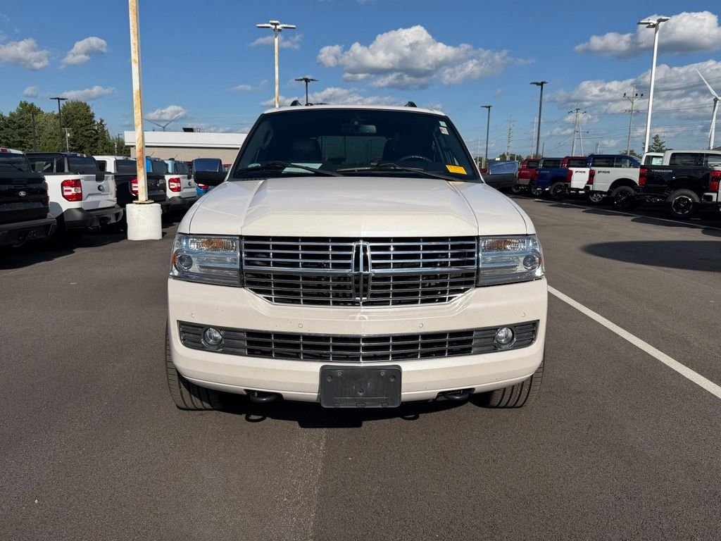 Used 2014 White Lincoln Base image 2