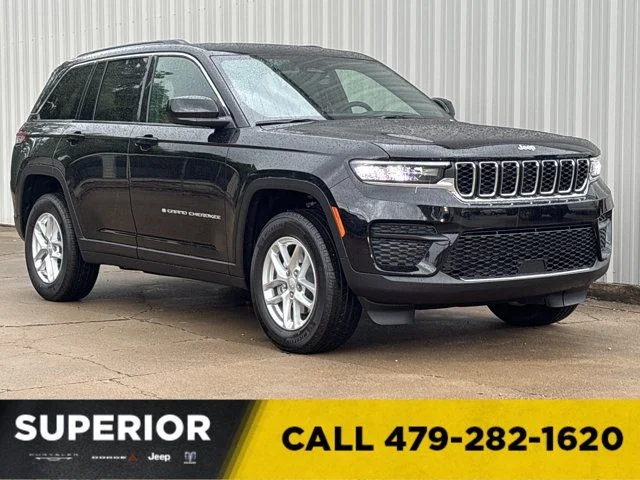 New 2026 Diamond Black Crystal Pearl-Coat Exterior Paint Jeep Laredo image 1